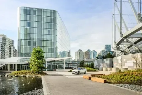 JW Marriott Parq Vancouver glass building and pool, Vancouver